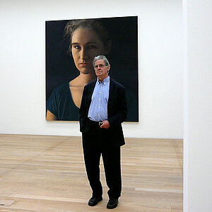 September 2009, Im Museum Franz Gertsch, anlässlich der Ausstellung die neuen Jahreszeiten. Franz Gertsch vor dem Bild Silvia III. Foto: Renate Gertsch