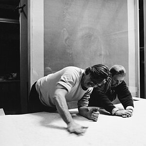 1988, Franz und Maria Gertsch beim Abreiben der Farbe mittels konvexer Glaslinsen in das aufgelegte Japanpapier
