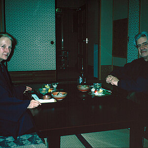 1995, Franz und Maria Gertsch bei einem Restaurantbesuch in Japan.