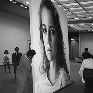1995, Aufbau der Ausstellung Holzschnitte und Malerei auf Papier im Aichi Prefectural Museum of Art, Nagoya
