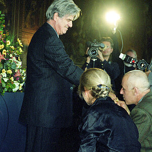 1997, Jean Christoph Ammann, rechts im Bild neben Maria Gertsch, bewundert den Kaisserring an der Hand von Franz Gertsch
