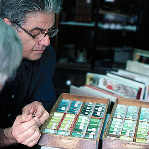 1995, Franz Gertsch im Farbgeschäft in Kyoto.