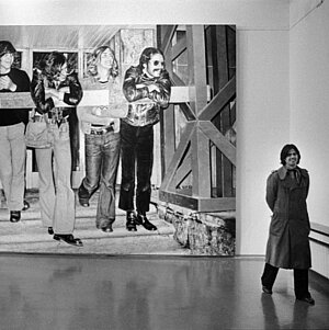 1972, Franz Gertsch während der Einzelasustellung im Kunstmuseum Luzern vor dem Bild Medici. Foto: Keystone/Str ©
