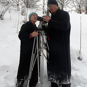 Dezember 2008, Franz und Maria fotografieren die Vorlage für das Bild Winter. Foto: Silvia Gertsch