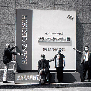 1995, Franz und Maria Gertsch vor dem Aichi Prefectural Museum of Art, Nagoya, anlässlich der Ausstellung Holzschnitte und Malerei auf Papier.