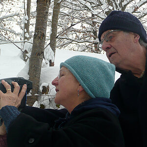 Dezember 2008, Franz und Maria fotografieren die Vorlage für das Bild Winter. Foto: Silvia Gertsch