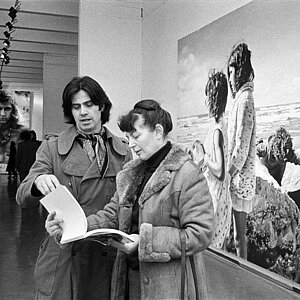 1972, Franz Gertsch erlaeutert anlaesslich der Einzelausstellung im Kunstmuseum Luzern einer Besucherin den Ausstellungskatalog. Foto: Keystone/Str ©
