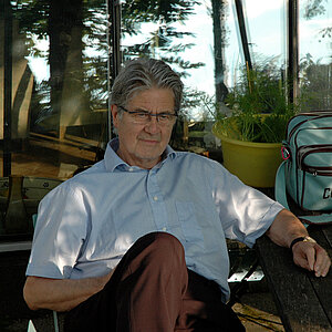 Franz Gertsch auf der Terrasse des Hauses in Rüschegg. Foto: Renate Gertsch