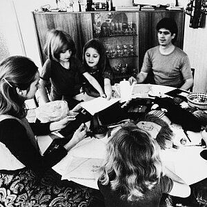 1974, Familientisch im Haus am Waldsängerpfad Berlin